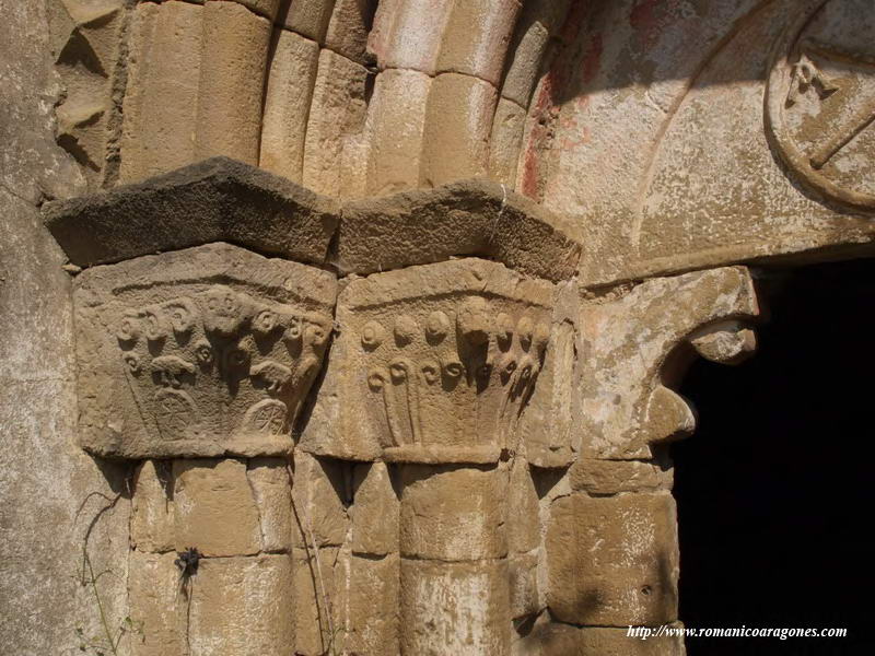 CAPITELES EN EL LADO OESTE